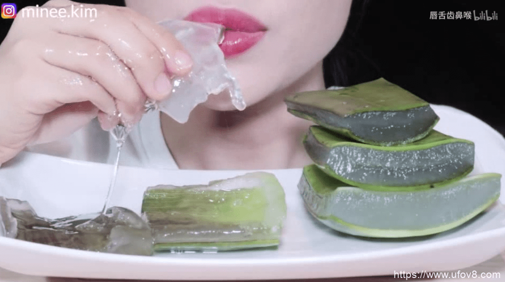 MINEE EATS 小姐姐吐芦荟